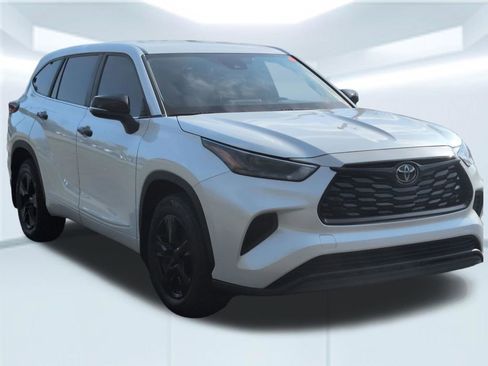 Used 2023 Toyota Highlander L image 4