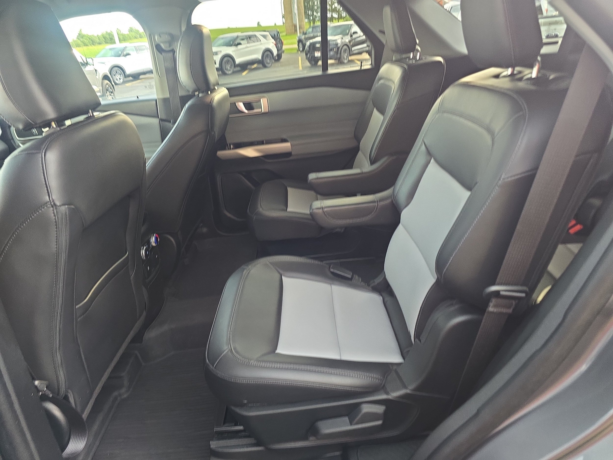 Used 2024 Ford Explorer XLT w/ Equipment Group 202A AWD/4WD image 18