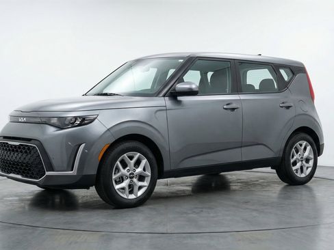 Used 2025 Kia Soul LX w/ LX Technology Package image 3