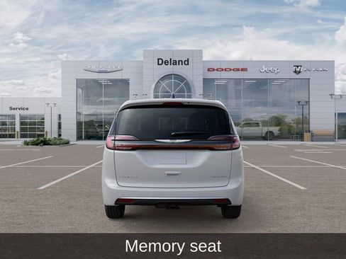 New 2026 Chrysler Pacifica Limited w/ Trailer Tow Group FWD image 9