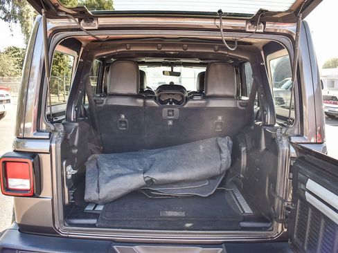 Used 2018 Jeep Wrangler Unlimited Sahara image 22