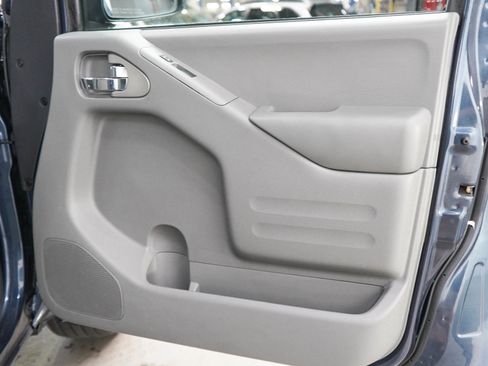 Used 2017 Nissan Frontier SV w/ SV Value Truck Package AWD/4WD image 9