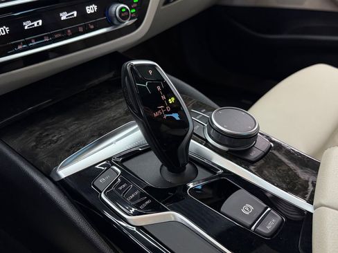 Used 2019 BMW 530i w/ Convenience Package RWD image 19