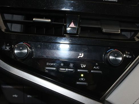 Used 2022 Toyota Camry SE FWD image 38