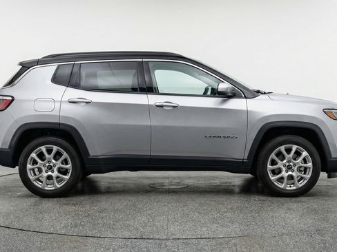 Used 2025 Jeep Compass Limited AWD/4WD image 9