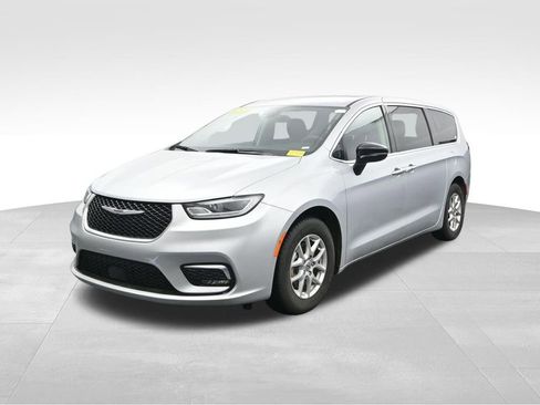 Used 2024 Chrysler Pacifica Touring-L FWD image 6