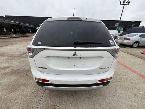 Used 2015 Mitsubishi Outlander SE image 32