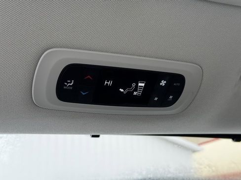 Used 2024 Chrysler Pacifica Touring-L image 8