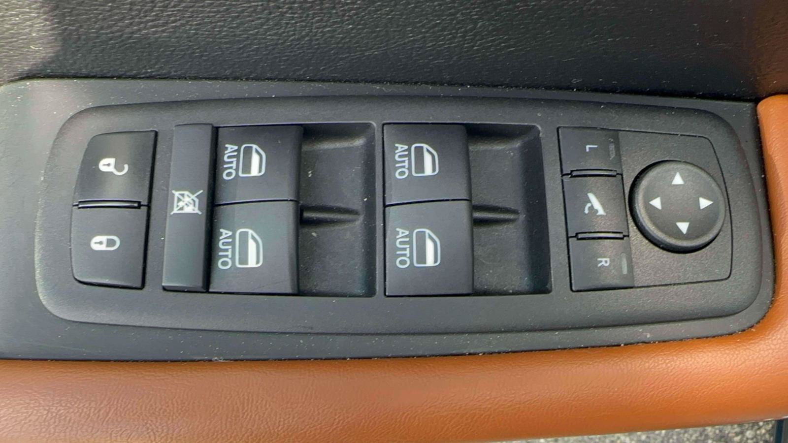 Used 2024 Chrysler Pacifica Pinnacle w/ Trailer Tow Group AWD/4WD image 13