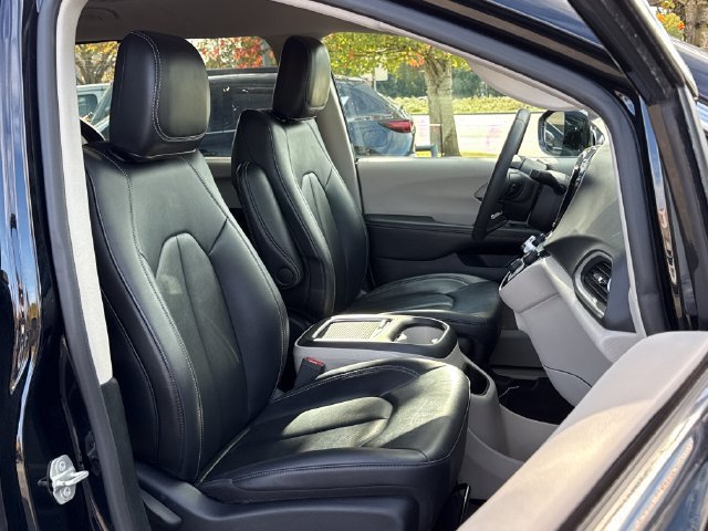 Used 2024 Chrysler Pacifica Touring-L FWD image 22