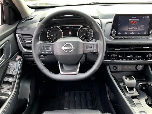 Used 2025 Nissan Rogue SV w/ SV Premium Package image 6