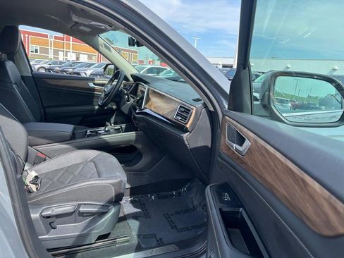 Used 2025 Volkswagen Atlas SE AWD/4WD image 12