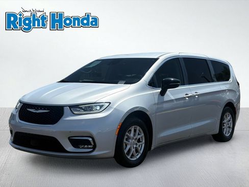 Used 2024 Chrysler Pacifica Touring-L FWD image 2
