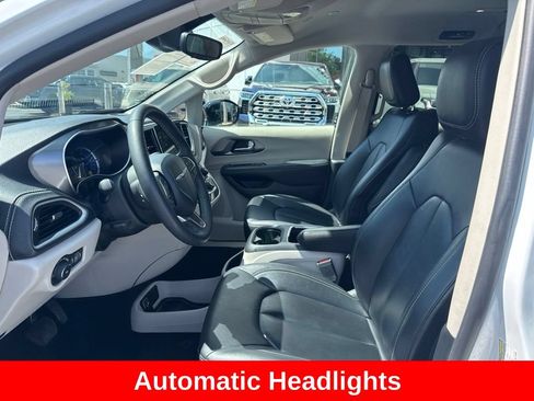 Used 2024 Chrysler Pacifica Limited FWD image 11