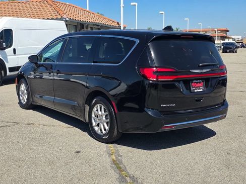 Certified 2024 Chrysler Pacifica Touring-L FWD image 6