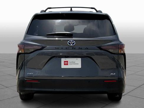 Used 2025 Toyota Sienna XLE FWD image 4