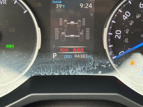 Used 2021 Toyota RAV4 XLE w/ Convenience Package image 26