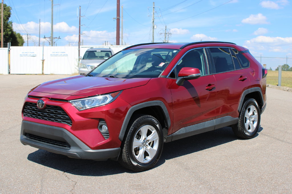 Used 2020 Toyota RAV4 XLE w/ Convenience Package FWD image 2