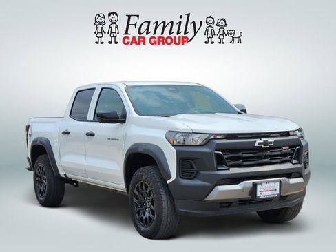 Used 2024 Chevrolet Colorado Trail Boss w/ Technology Package image 2