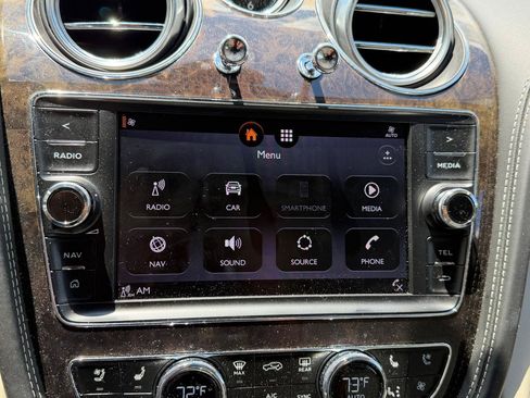 Used 2020 Bentley Bentayga Plug-In Hybrid AWD/4WD image 34
