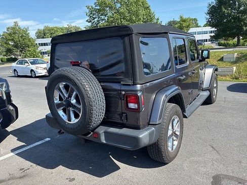 Used 2018 Jeep Wrangler Unlimited Sahara AWD/4WD image 10