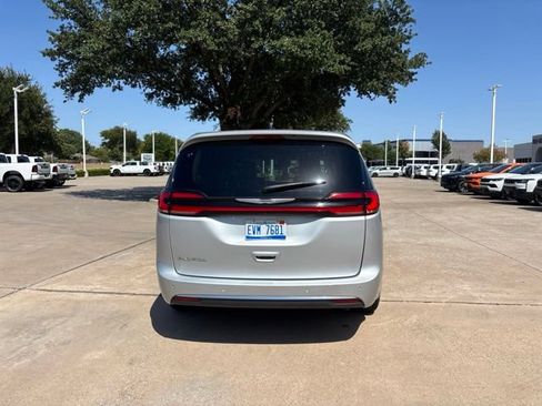 Used 2024 Chrysler Pacifica Touring-L FWD image 6