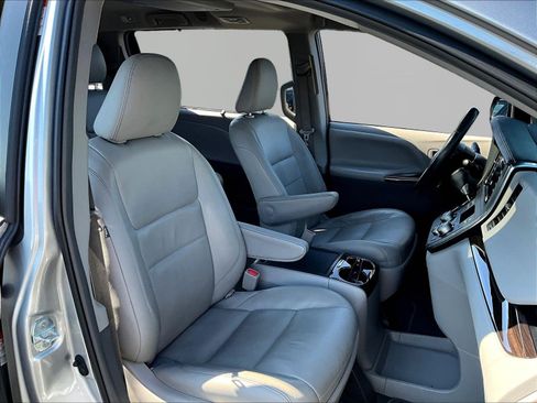 Used 2018 Toyota Sienna XLE Premium FWD image 30