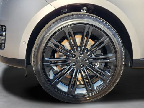 New 2026 Land Rover Range Rover Long Wheelbase SE image 10