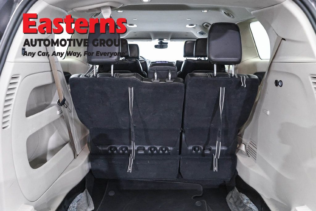 Used 2023 Chrysler Pacifica Touring-L FWD image 11
