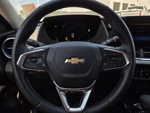 Used 2025 Chevrolet Trax LT w/ LT Convenience Package FWD image 22