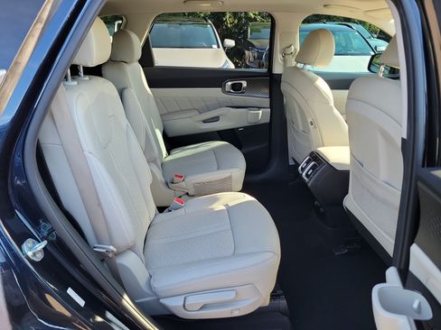 Certified 2022 Kia Sorento SX Prestige w/ Panoramic Sunroof Package AWD/4WD image 12