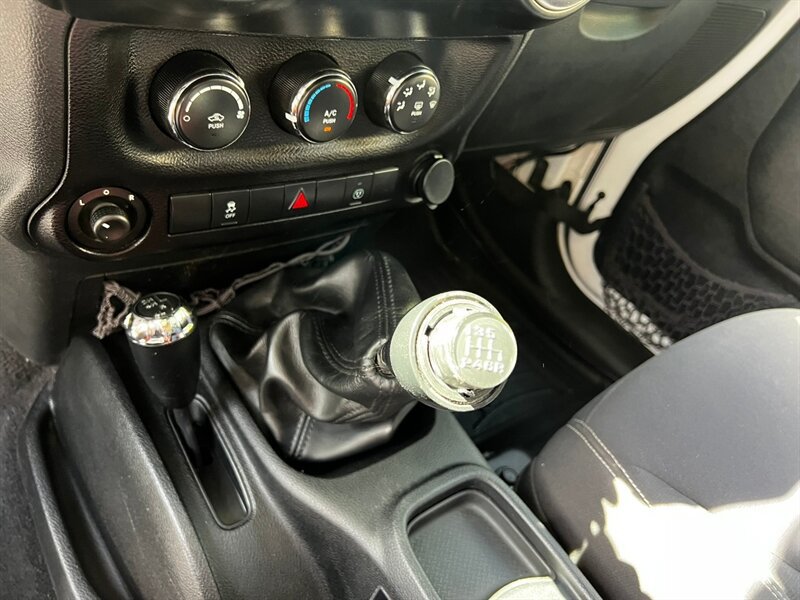 Used 2013 Jeep Wrangler Unlimited Rubicon w/ Connectivity Group AWD/4WD image 31