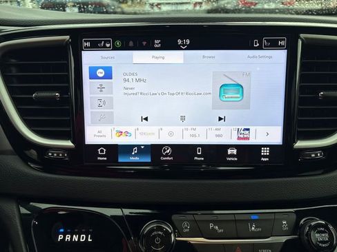 Used 2025 Chrysler Pacifica Select image 18