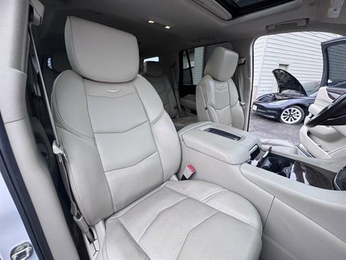 Used 2017 Cadillac Escalade Luxury image 17