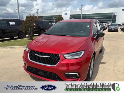 Used 2025 Chrysler Pacifica Select