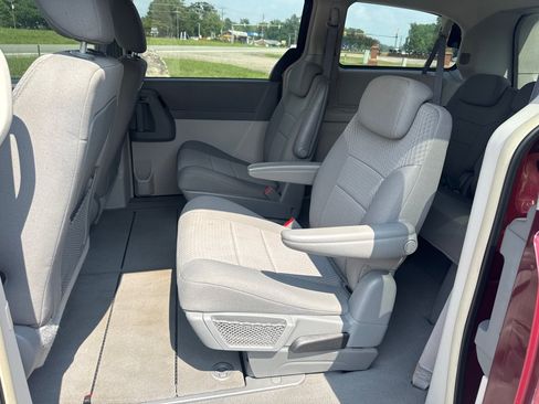 Used 2009 Chrysler Town & Country Touring FWD image 18