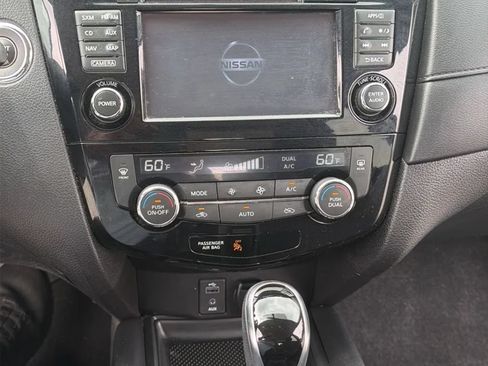 Used 2017 Nissan Rogue SV AWD/4WD image 34