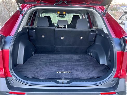 Used 2019 Toyota RAV4 LE w/ Carpet Mat Package image 30