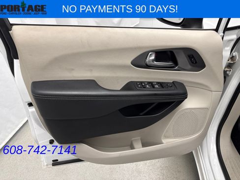 Used 2023 Chrysler Pacifica Touring-L FWD image 12