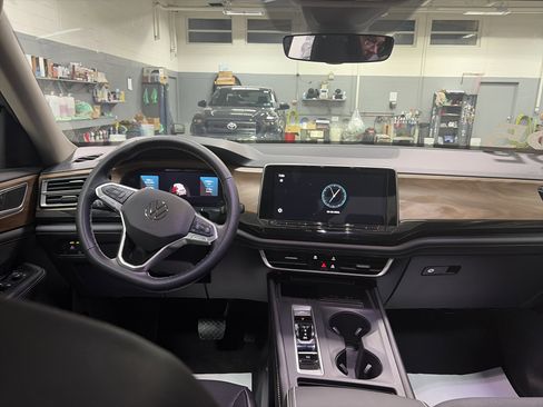 Certified 2025 Volkswagen Atlas SE image 24