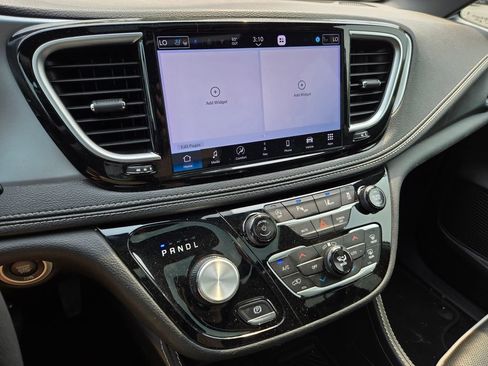 Used 2025 Chrysler Pacifica Limited FWD image 27