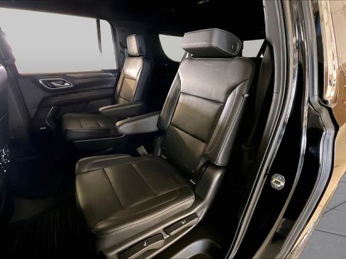 Used 2021 Chevrolet Suburban LT w/ Luxury Package RWD image 18