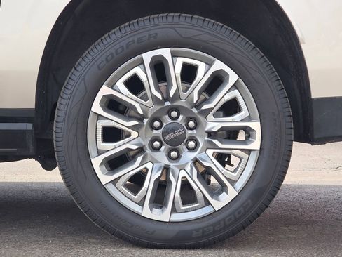 Used 2023 GMC Yukon XL Denali Ultimate image 9