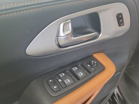 Used 2025 Chrysler Pacifica Pinnacle AWD/4WD image 14