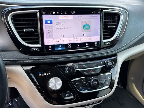 Used 2023 Chrysler Pacifica Touring-L image 17
