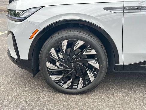 New 2026 Lincoln Nautilus Reserve w/ Jet Appearance Package AWD/4WD image 11