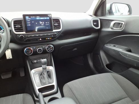 Used 2025 Hyundai Venue SE image 9