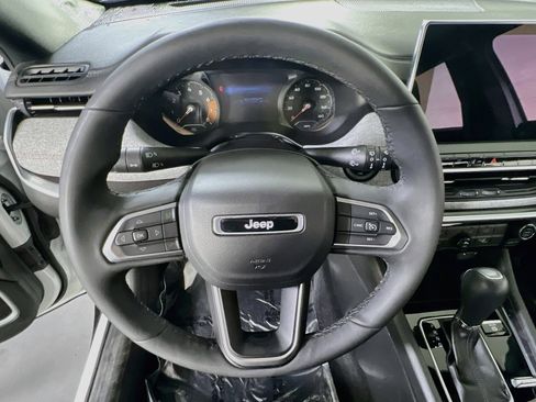 Used 2023 Jeep Compass Latitude image 11