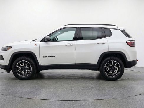 Used 2025 Jeep Compass Trailhawk image 5
