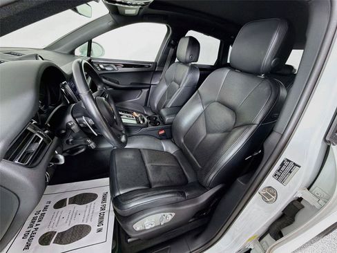 Certified 2024 Porsche Macan AWD/4WD image 5